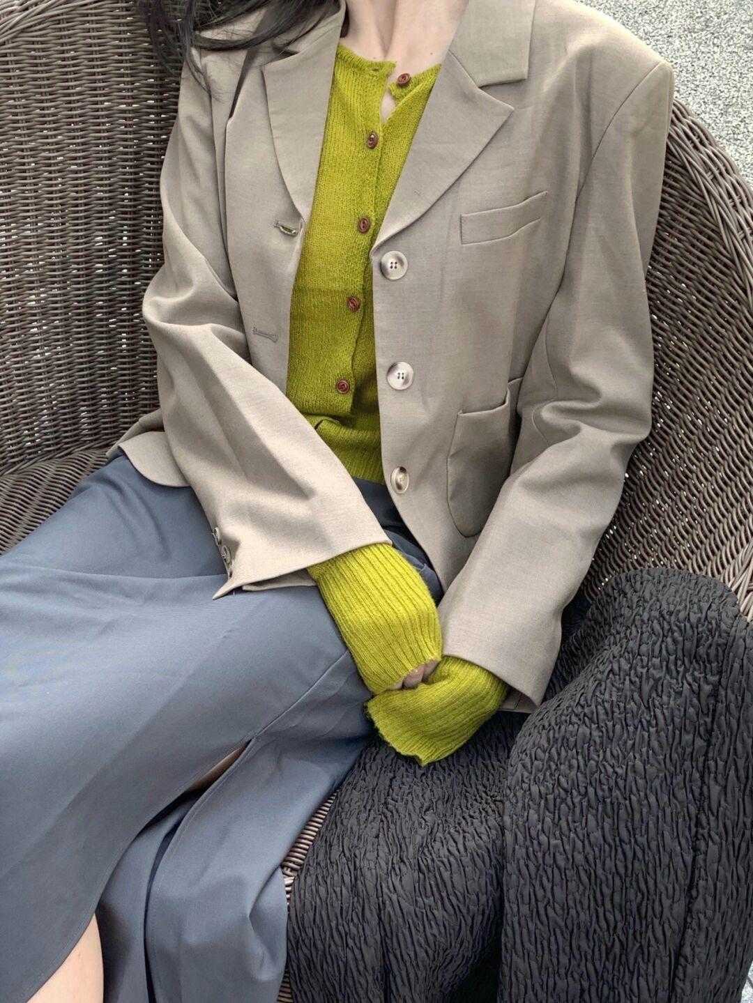 搭配|别再用西装配九分裤了!今年流行搭配小裙子,干练利落又不失温柔