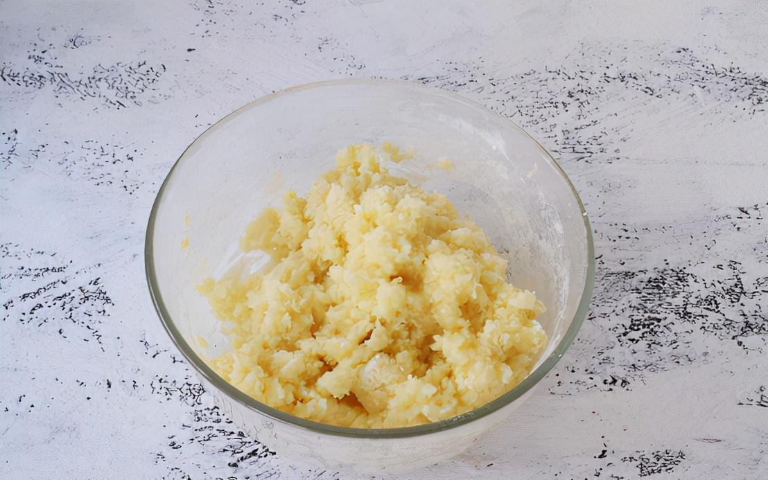 1碗糯米粉加上半勺红糖，做一份好吃解馋的小吃，软糯好吃