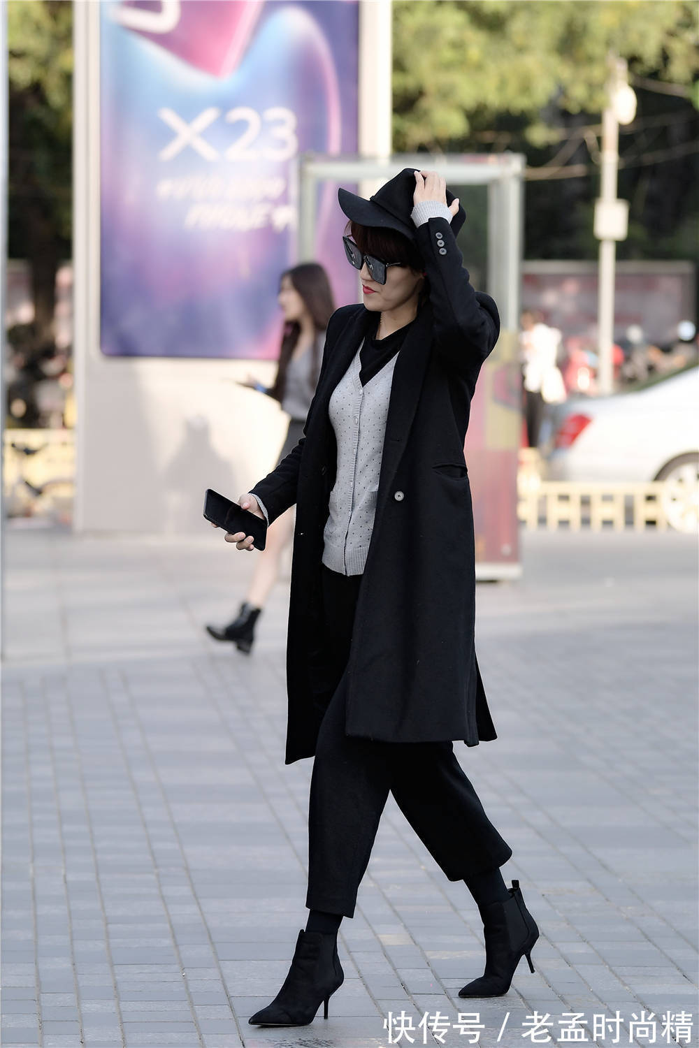搭配|黑色尖头细跟短靴,搭配七分长裤,黑色风衣更显潇洒