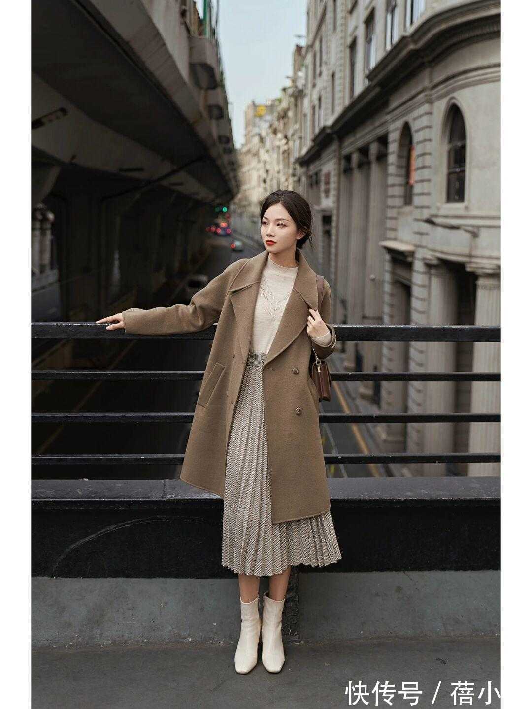 搭配|秋冬大衣建议少穿黑白灰,试试这2种“高级色”,时髦又显气质