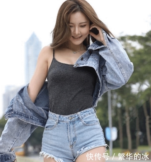 街拍: 小美女一双大长腿, 搭配宫风荷叶边灯笼套筒,完美