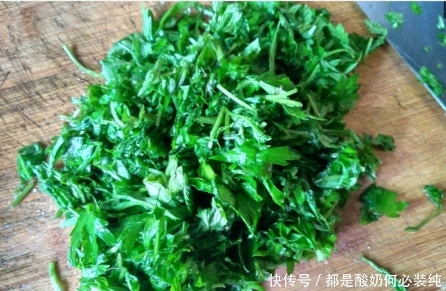 集市有种野菜价格贵过猪肉，农村大姐一上午摘100斤不愁卖