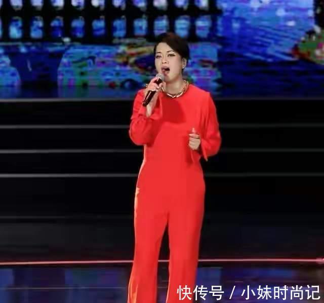 毛阿敏|57岁毛阿敏真敢穿,大红连体裤配大金链子,不仅不俗还很高级