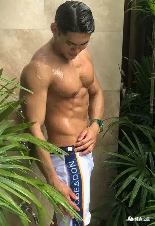 慕不慕|185cm肌肉教练“浴室照”爆火,倒三角身材公狗腰也太撩了吧……