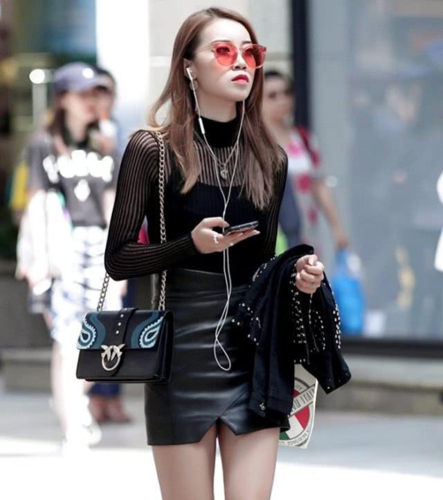 小姐姐|街拍:风姿绰约的小姐姐,深灰色的上衣配牛仔短裤,魅力十足