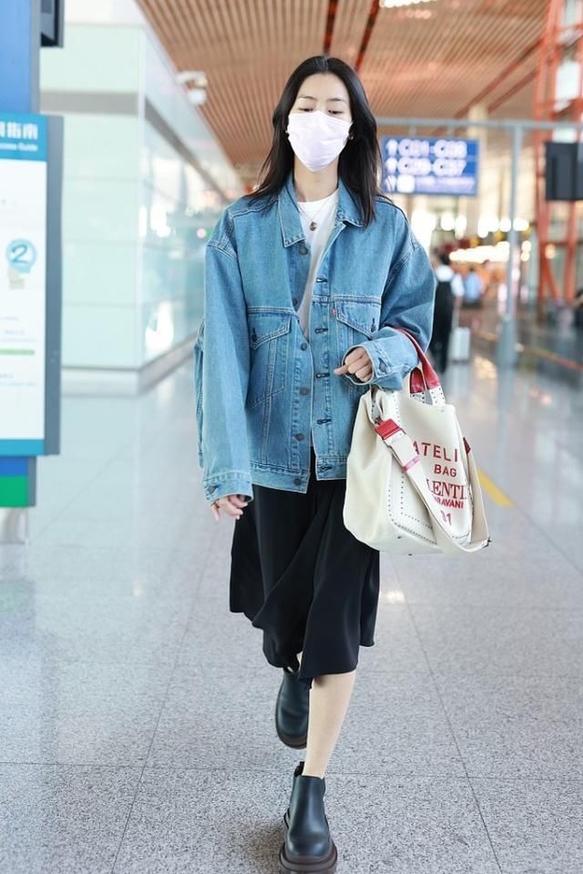 刘雯的178身高真不白给,标准九头身帅气有型,头上的小红花亮了