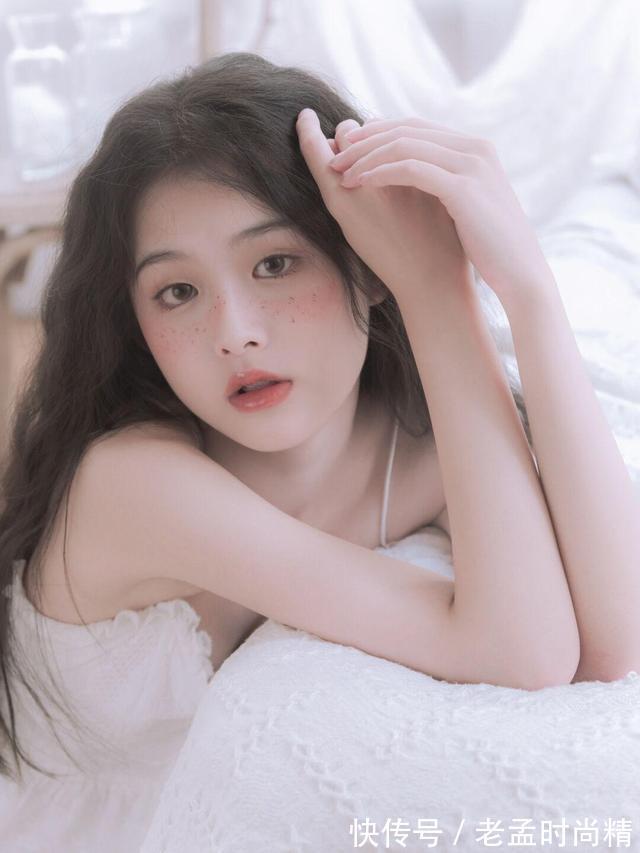 美女 美女穿白色连衣裙就是很好看,仙气十足,干干净净,让人喜欢