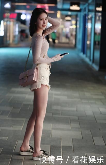 花4位数买的运动鞋,美女硬要当成“拖鞋”穿,可真够任性的