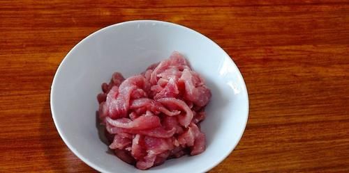 春天吃什么？教你一招，炒出来的猪肉嫩嫩滑滑，一点都不老