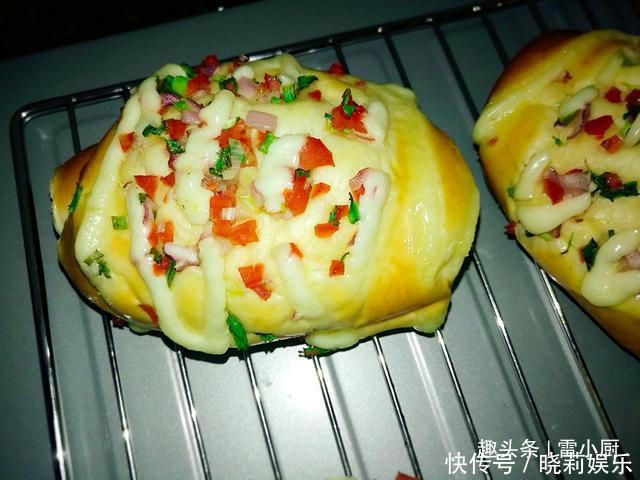 现在无需去面包店,在家轻松7步做出最好吃的葱油火腿包!