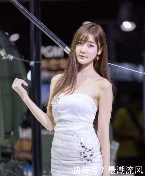 街拍:美女们打扮得美美的出门,穿上一套性感搭配的衣服真美