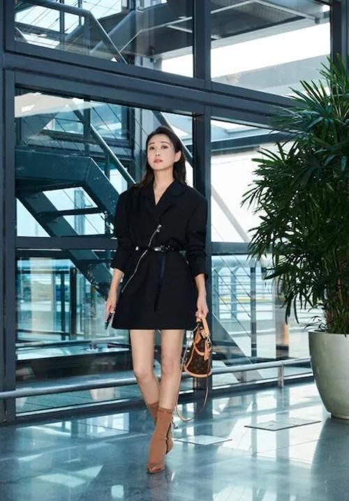 美女的魅力气质很重要，简单的单品只要搭配得当，就能更上一层！