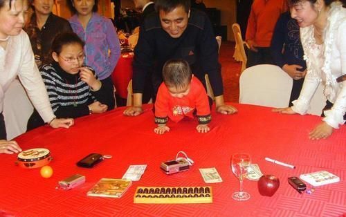 奶奶|孙子抓周,最后抓的却是奶奶随便放下的一物件,大家笑容都僵住了