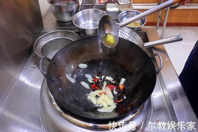 葱油|炒木耳时，总容易炸锅爆裂？教你小技巧，木耳不炸锅，更鲜香脆爽