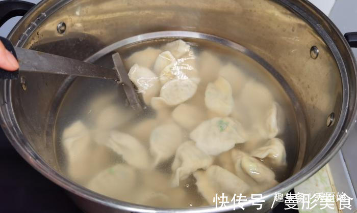 水调面|三伏天，遇到此菜别手软，比芹菜营养，比韭菜鲜，包饺子吃特香