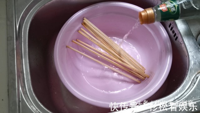 用半个月的筷子就会产生大量细菌，教你正确清洗筷子方法，学学吧