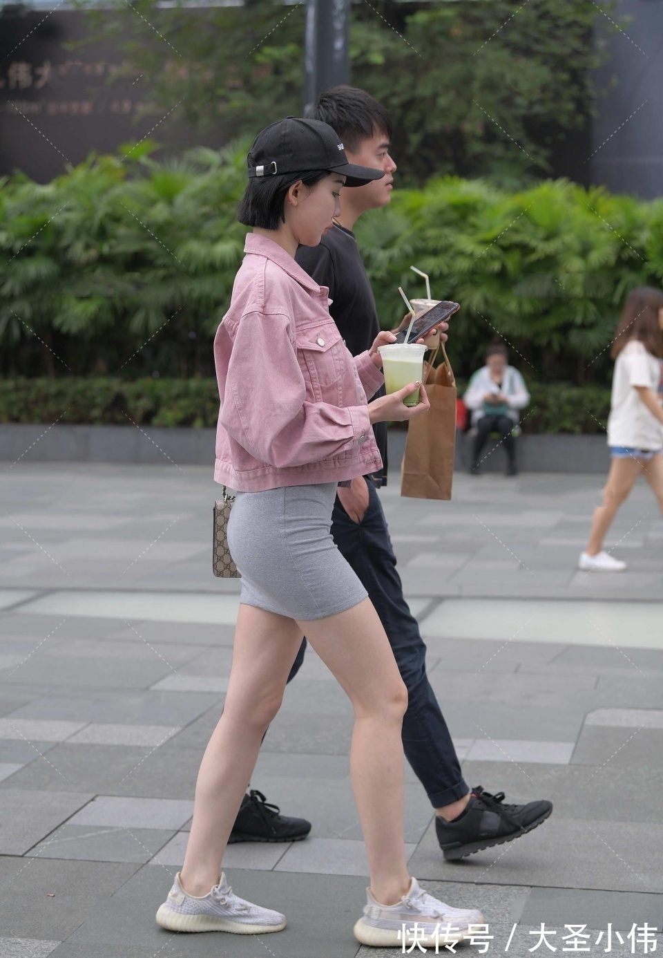 便饭|美女街拍:小姐姐好清纯啊!完胜街上路人,下班后一起去我家吃个便饭吧