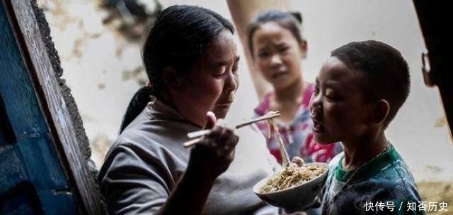 重男轻女|老人重男轻女,供侄子读书却不供女儿,老无所依,女儿的话太现实