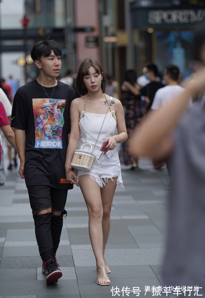 街拍 微胖女孩的秋日穿搭,“挂脖”搭配短裤,轻松穿出高级感!