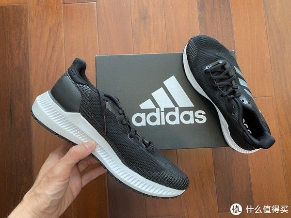 blaze bounce中底、黑白配色的adidas SOLAR BLAZE跑鞋