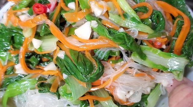 色香味|热天没食欲，这道凉拌菜别错过，5分钟就上桌，全家吃着比肉还香