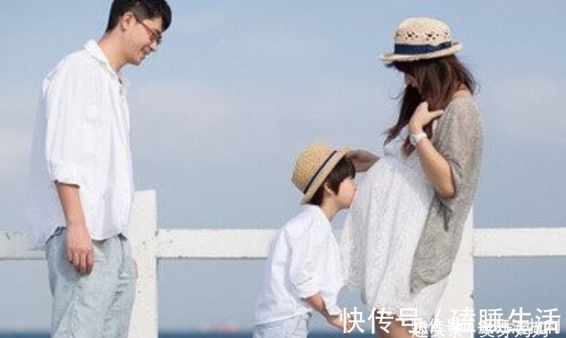 二胎|二胎的艰苦生活?妹妹被姐姐拿棍子监督,父母的教育方式引人深思