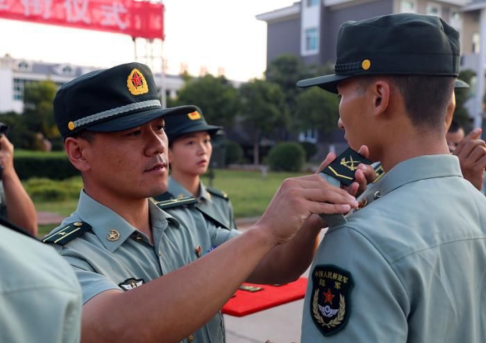 选择|让不少家长和考生纠结的事情：填报志愿时，选择警校，还是军校？