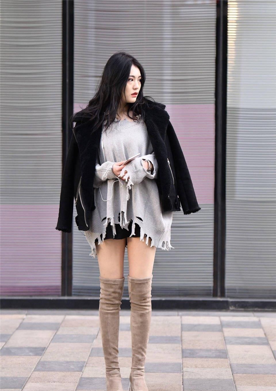 时尚漂亮的女生，冬天脱外套就是为了拍好看的照片