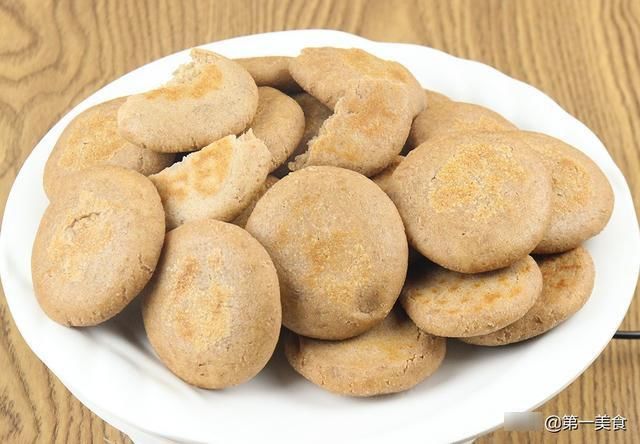 面粉|花生米别再炸了，加一碗面粉变成饼，香酥清脆，营养早餐少不了