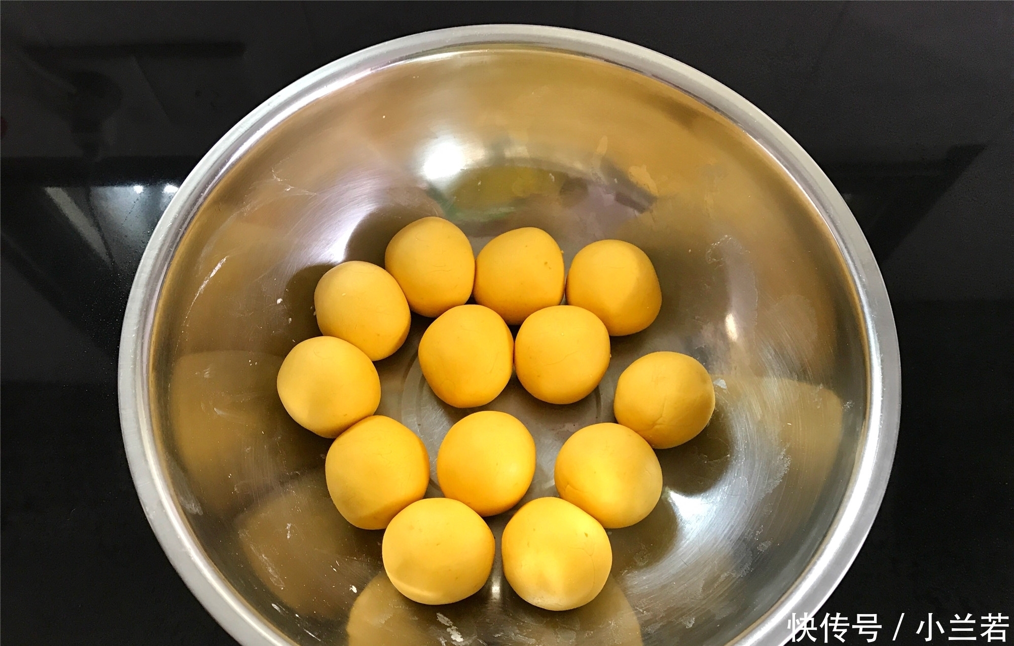  1块南瓜，1碗糯米粉，教你做南瓜丸子，香甜软糯，好吃不上火