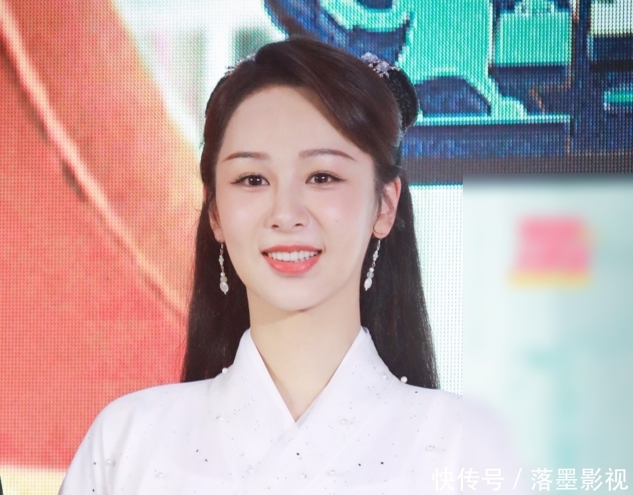 baby新造型出炉,穿古装扮“青蛇”好养眼,休息时的生图美上热搜