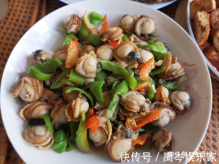 小叔子第一次带女友回家过年,嫂子做一桌好菜来招待,看看丰盛吗