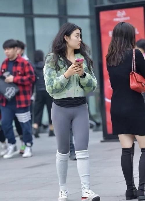 早春逛街怎么穿？“健美裤”青春时尚，掀起一轮运动热潮！