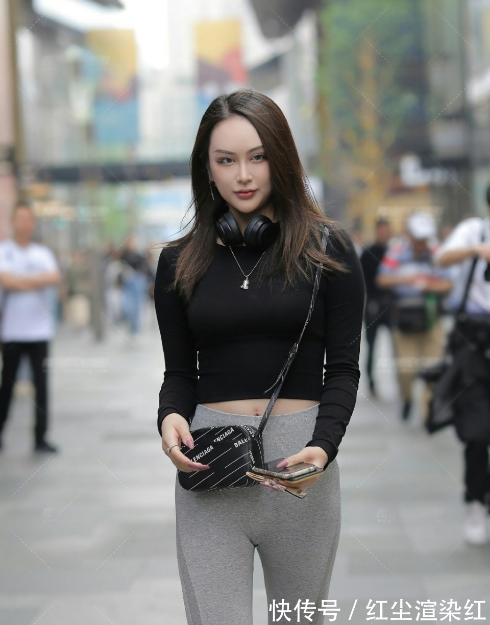上衣|轻盈简约的穿搭，短款上衣搭配打底裤，清新美丽又大方