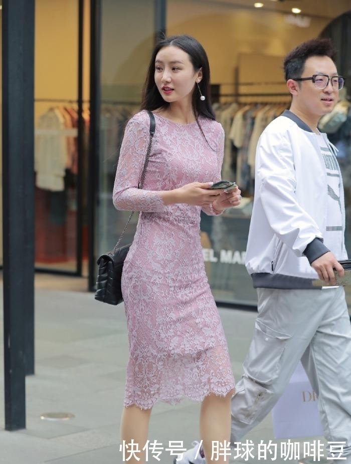 气质女生选择蕾丝裙穿搭，过膝的款式温婉含蓄，大方又好看