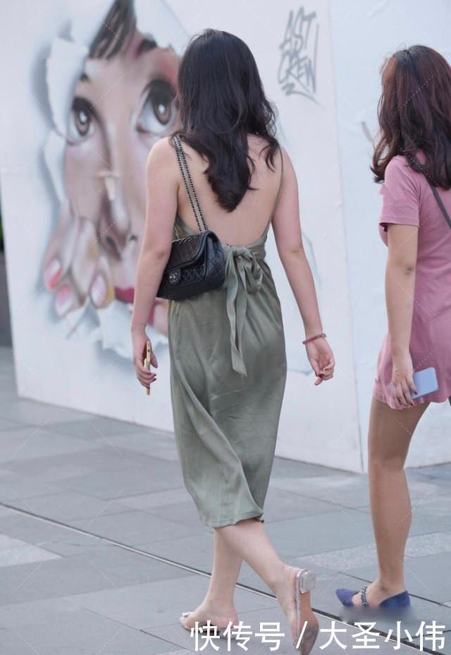束腰|美女街拍浅绿色束腰连衣裙搭配,满满小清新,时尚又减龄