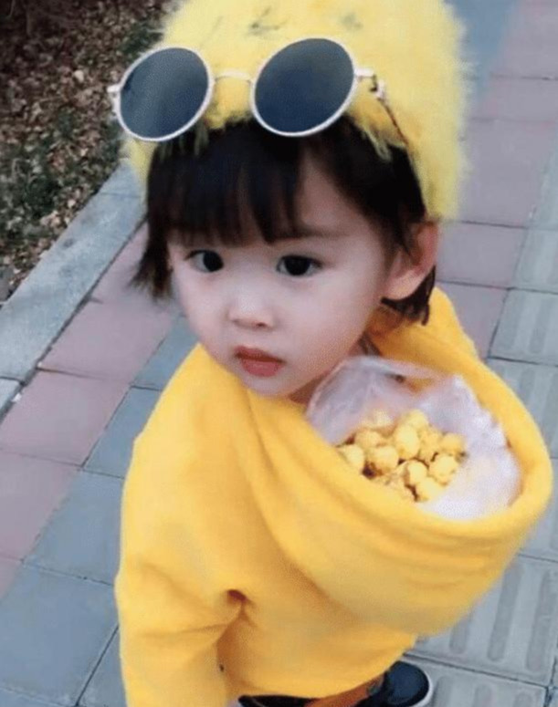 妈妈|爸爸粗心给女儿的衣服穿反了,当女儿转身后,妈妈笑喷