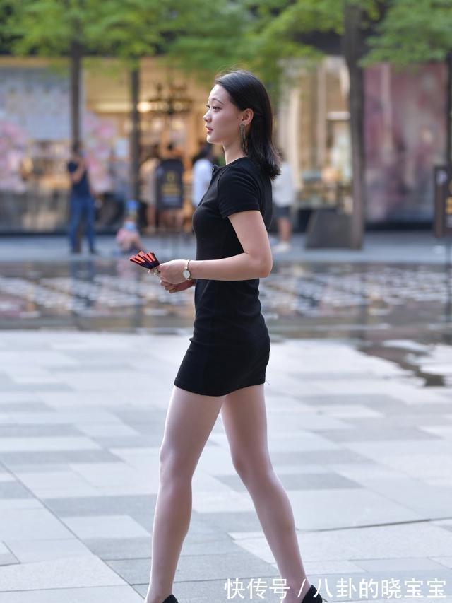高跟鞋|配上v领口的透明高跟鞋，简约而不失设计感