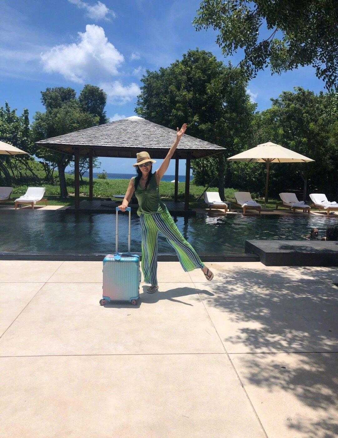 52岁邓文迪到了大婶的年纪,还拥有骨感身材,穿休闲装减龄时髦