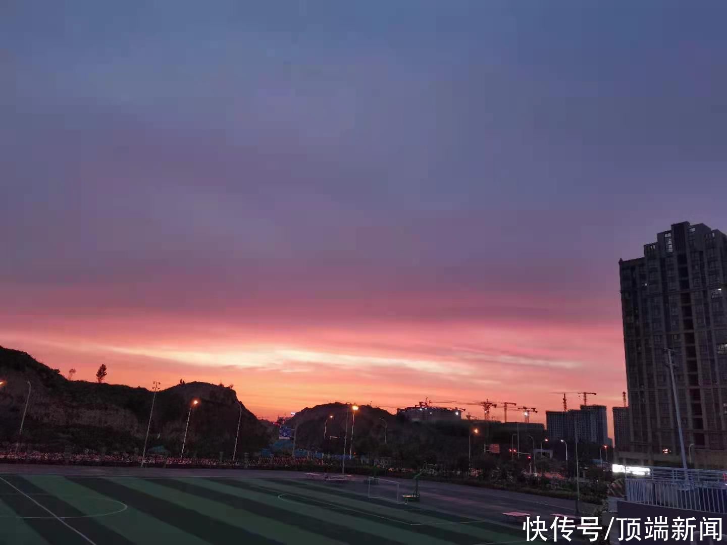 郑州上空出现火烧云天象 未来五天高温热浪将 超长待机 全网搜