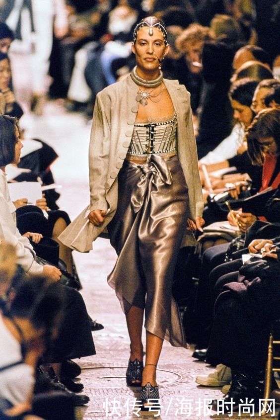 半裙|显瘦不挑人的半身裙，可能就是她们身上的这条了吧