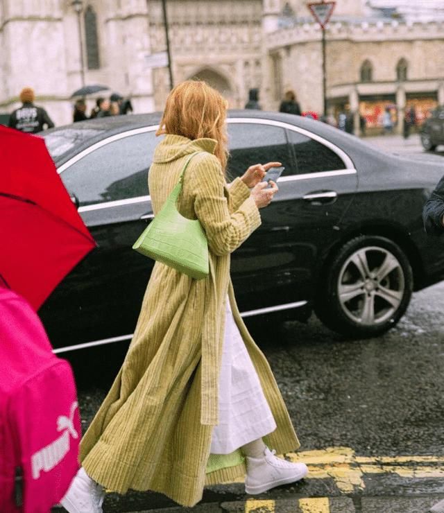 ?女人过了45岁，出门少穿这3种“装嫩色”，显胖俗气还掉价