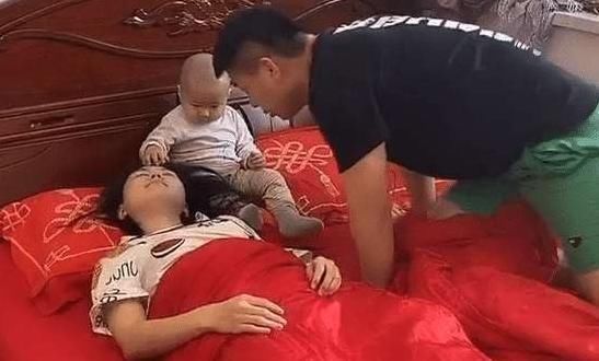 宝妈|一家三口睡觉走红:爸妈装疯卖傻,好一对“戏精”,宝宝一脸茫然