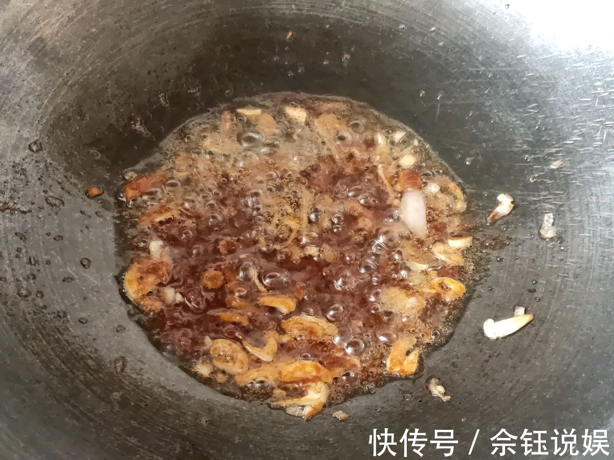 美味|自制美味的炒鱿鱼，味道鲜美可口，比街边的铁板鱿鱼还好吃