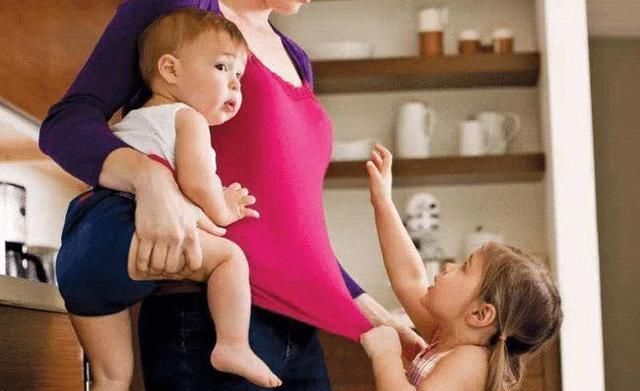 妈妈们|35岁全职妈妈的二胎生活,引起无数网友共鸣:真的是太辛苦了!