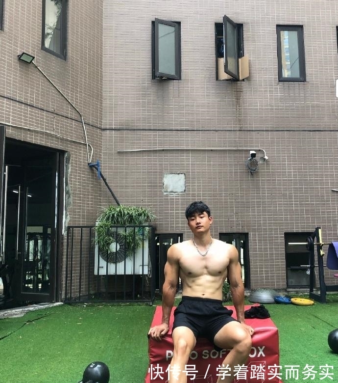 学霸|四川师范大学肌肉学霸,24岁健壮大长腿,这霸气麒麟臂胸肌也太可了!