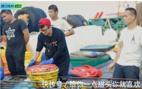 搬运|邓超与农民工掰手腕，比赛结束后一个举动引热议，网友：嫌弃就别玩