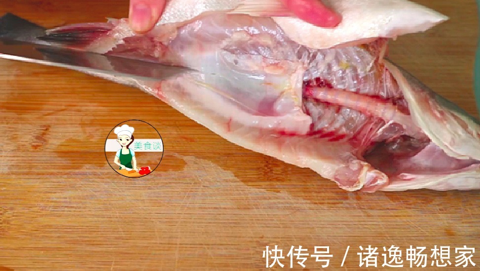 鲈鱼|清蒸鱼时,不能放盐和料酒,大厨教你蒸鱼3技巧,鱼肉鲜嫩不腥气