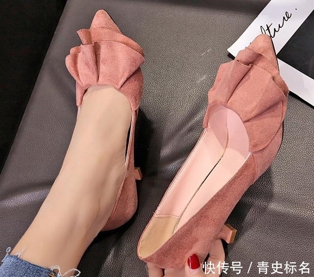 高跟鞋已经out了,不累脚的‘猫跟鞋’,让你小女人味十足!