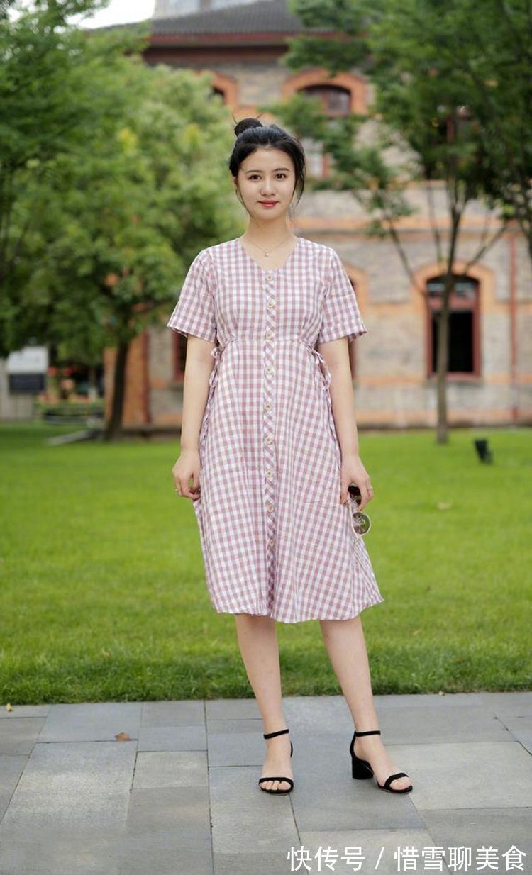 小姐姐|街拍：修身连衣裙，独特裙摆，展现出你的独特美丽